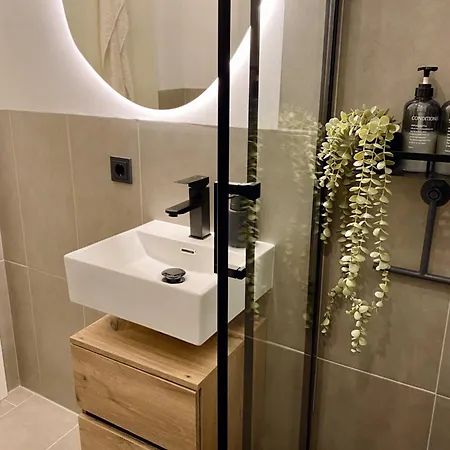 371living, Altbau-charme Am Kassberg, Perfekt Fuer Workation, Urlaub Oder Kurztrip, Entdecke Chemnitz, Moderne Kueche, Waschmaschine, Smart Tv, Schnelles Wlan, Bequemes Bett